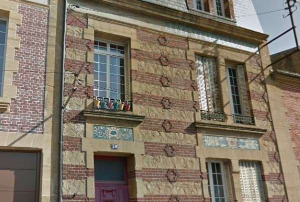 La façade de la maison de Eugène Damas, Avenue Charles de Gaulle à Charleville-Mézières.