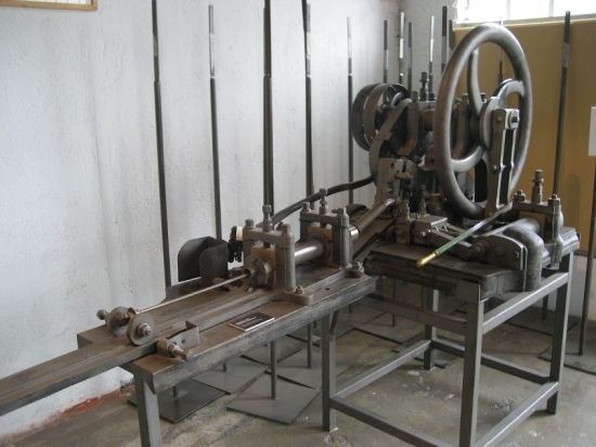 Machine à clous exposée au Musée de la métallurgie à Bogny-sur-Meuse
