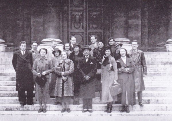 « Photo de groupe, prise en 1935, à l’occasion de son premier cours donné en Sorbonne. Entouré d’une dizaine de jeunes filles, Carré se tient bien droit, élégant, portant chapeau, pardessus avec pochette blanche en triangle, nœud papillon et guêtres grises. Au dernier rang, quelques étudiants : presque en plein milieu se détache le visage légèrement de biais, souriant, d’un étudiant, tout à la fois présent et absent, plutôt lointain, comme ailleurs : c’est Jacques Voisine qui succéda à son maître à la direction de la Revue de Littérature comparée et, plus tard, à la Sorbonne. » (www.cairn.info)