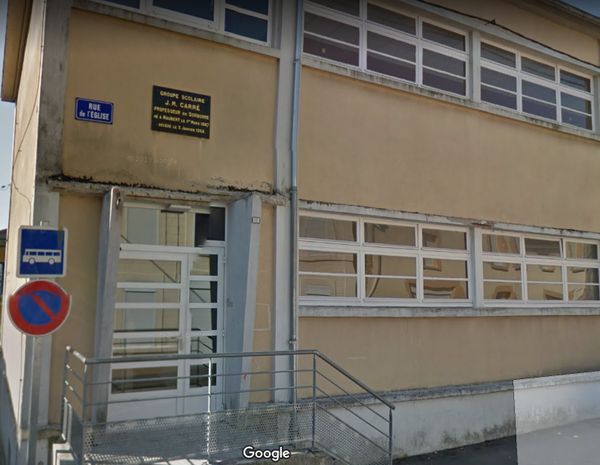 La plaque commémorative apposée sur la façade du groupe scolaire de Maubert-Fontaine