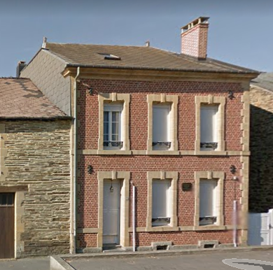 La plaque commémorative apposée sur la façade de la maison natale de Jean-Marie Carré à Maubert-Fontaine