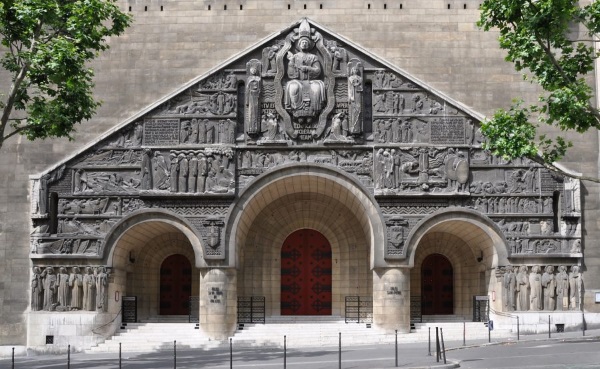Église Saint-Pierre de Chaillot à Paris.
Le tympan triangulaire sculpté par Henri Bouchard
