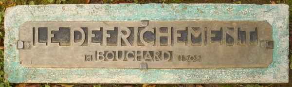 Les plaques de la statue