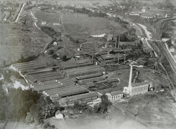 Mohon I (Charleville-Mézières) entre les deux guerres : en bas à droite, les centrales thermiques et électriques, et tout en haut, le grand bâtiment en croix latine détruit en 2008
Inventaire du Patrimoine Champagne-Ardennes