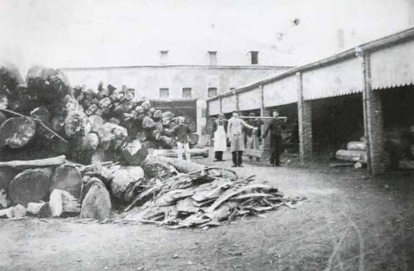 Le stock de bois de cèdre
Source "Mémoire en Images Givet" de Daniel Higuet