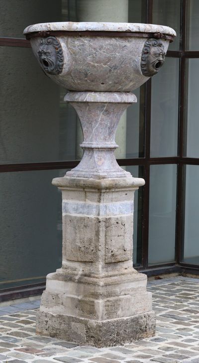 Ancienne fontaine préservée dans la cour du Musée de l'Ardenne