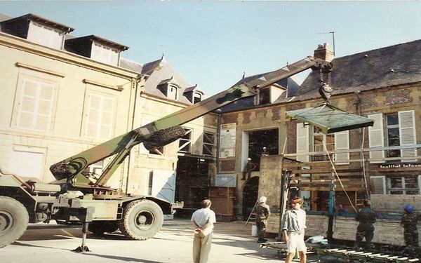 Le 3e Régiment du Génie prête son concours pour le déchargement et la mise en place des rouleaux