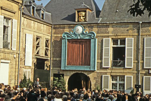 Jacques FELIX prononce le discourt d'inauguration de l'Horloge du Grand Marionnettiste
Crédit Agricole Info