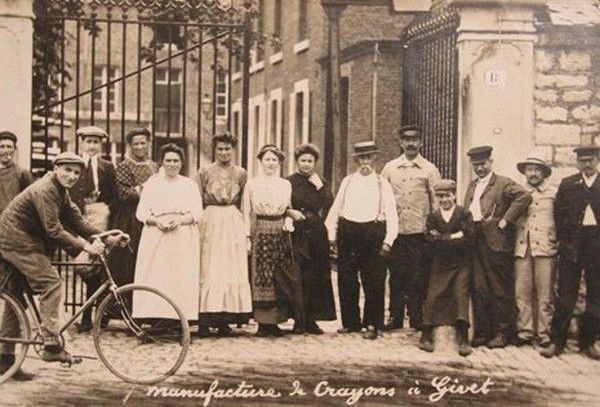 Groupe ouvrières et ouvriers devant l'usine