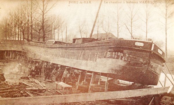 Carte postale Pont-à-Bar Le chantier à bateaux MAUBACQ
Péniche mise sur cales