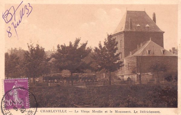 Carte postale Le Vieux Moulin et le Monument Le Défrichement
Collection Ardennes, toujours...