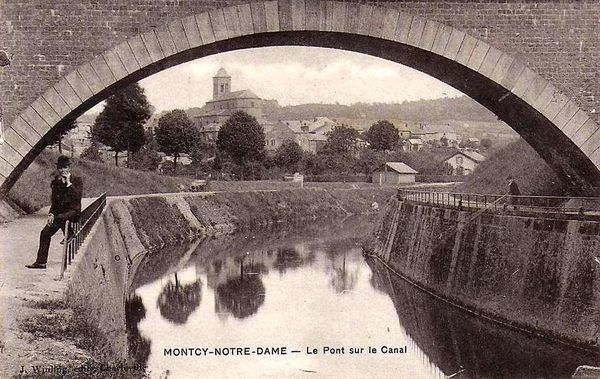 Carte postale Montcy-Notre-Dame Le Pont sur le Canal