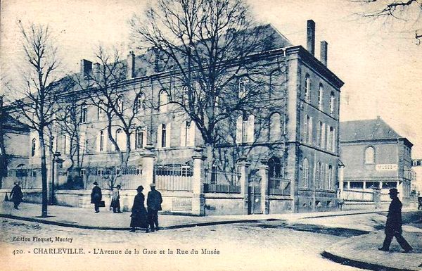 Carte postale L'Avenue de la Gare et la Rue du Musée
Collection Ardennes, toujours...