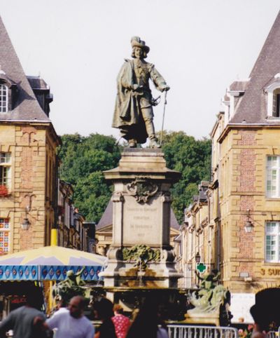 La statue de Charles de Gonzague cache le Vieux Moulin