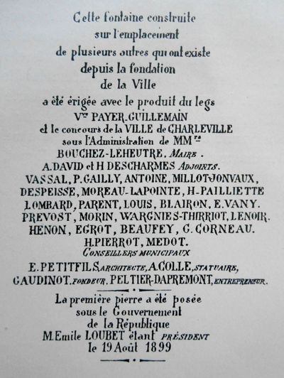 Plaque d'inscription déposée dans une pierre du soubassement