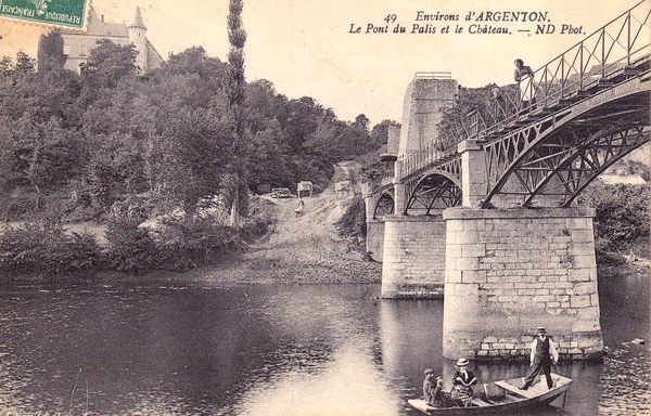 Carte postale Environs d'Argenton Pont du Palis et le Château
Au premier plan dans la barque : Jules Mary, sa femme et à droite Pierre Mesnier