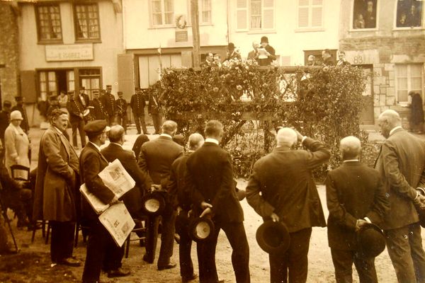 Carte postale Inauguration de la plaque en hommage à Jules Mary le 3 octobre 1926, les discours
Archives Jean-Paul Vaillant
Archives Départementales des Ardennes