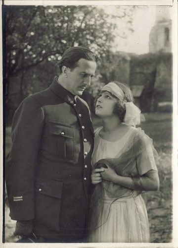 Photo extraite du film La Fille sauvage de Henri Etiévant. Les acteurs Nicolas Rimsky et Nathalie Lissenko