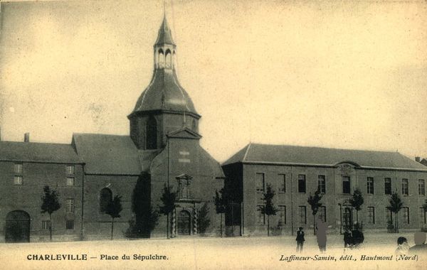 Carte postale Charleville Place du Sépulcre A gauche le Séminaire, à droite le collège.