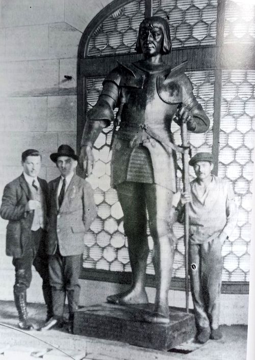 Statue en plâtre du Chevalier Bayard, toujours dans le bâtiment des anciennes turbines Clément-Bayard