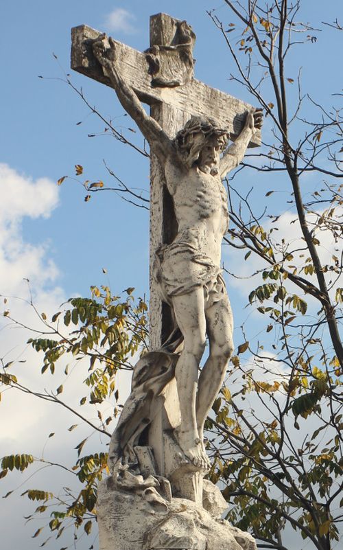 Jésus sur la croix, monument sur le caveau de la famille Croisy
