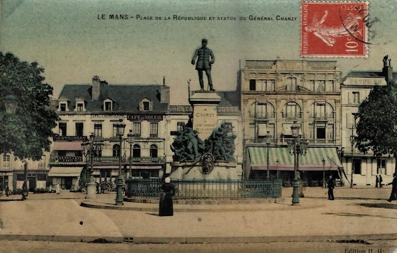 Carte postale Le Mans Place de la République et Statue du Général Chanzy