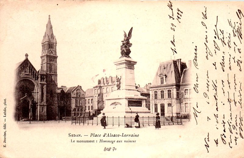 Carte postale Sedan Place d'Alsace-Lorraine Le Monument : Hommage aux vaincus